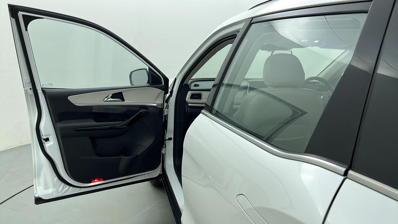 Mahindra XUV700 Interior Images