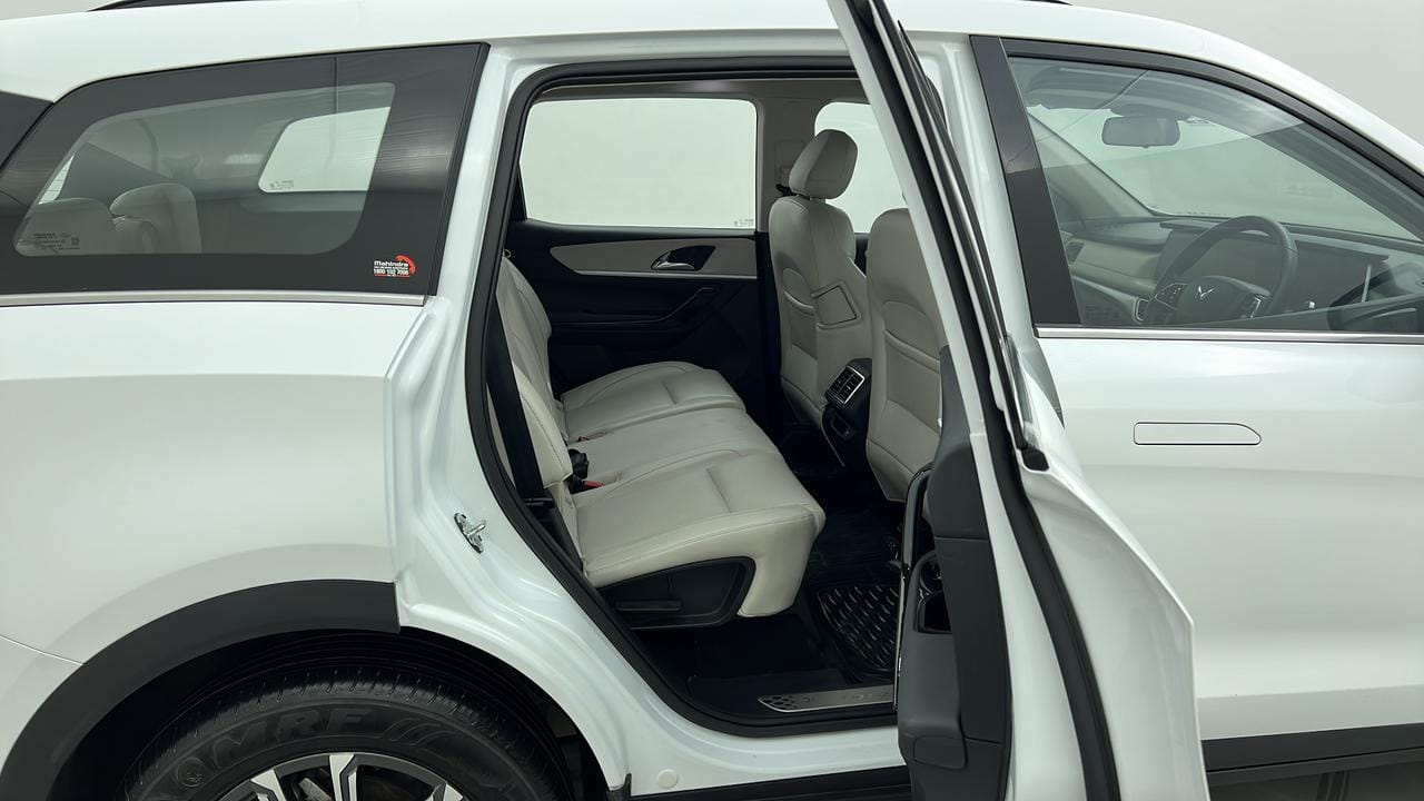 Mahindra XUV700 Images
