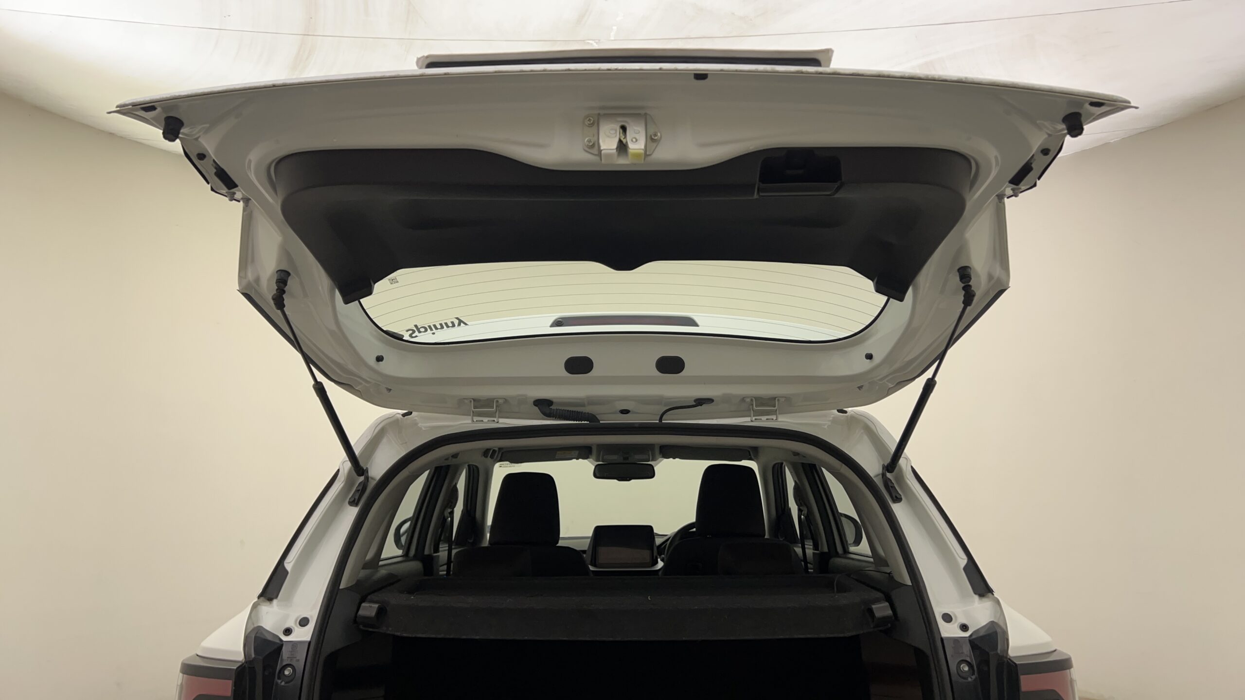 New_Maruti_Suzuki_Brezza_interior_DICKY_DOOR_OPEN_