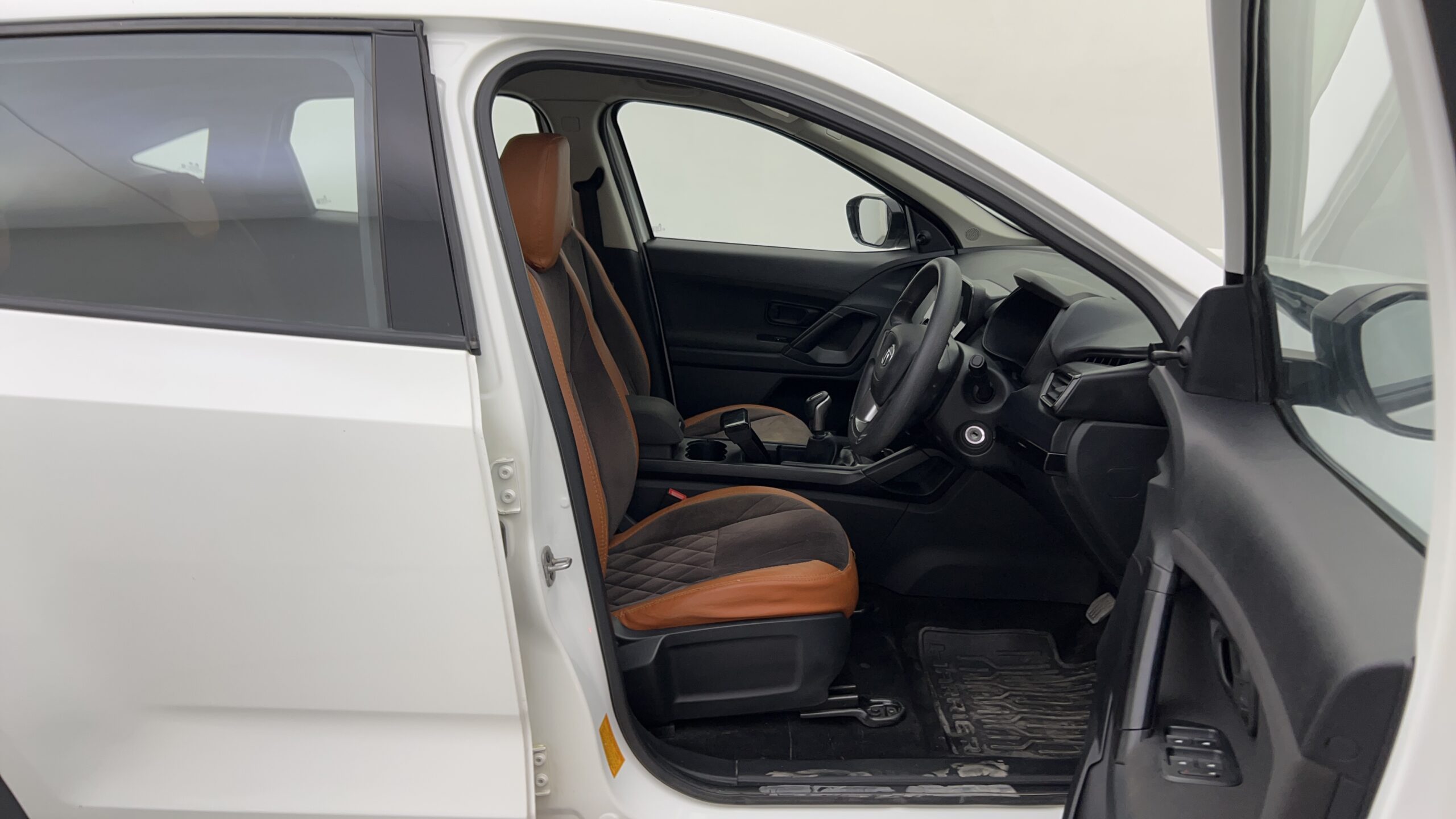 New_Tata_Harrier_interior_RIGHT_SIDE_FRONT_DOOR_CA