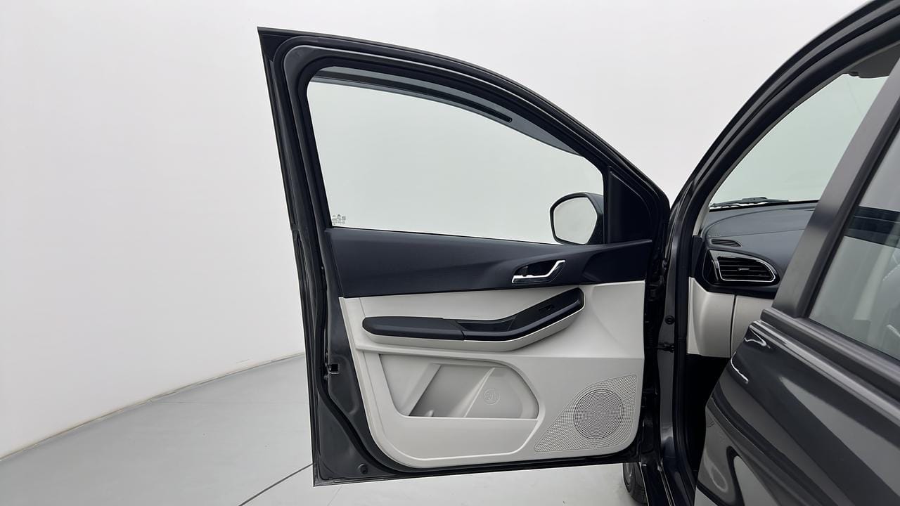 Tata Safari Interior Images