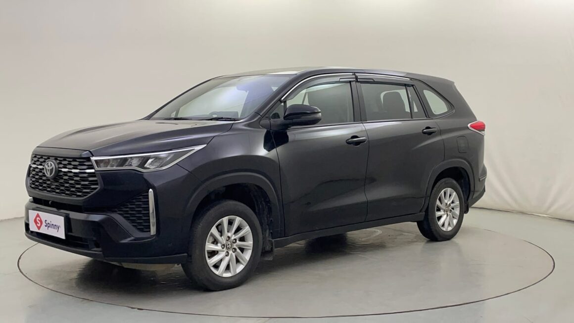 Toyota Innova Hycross Images