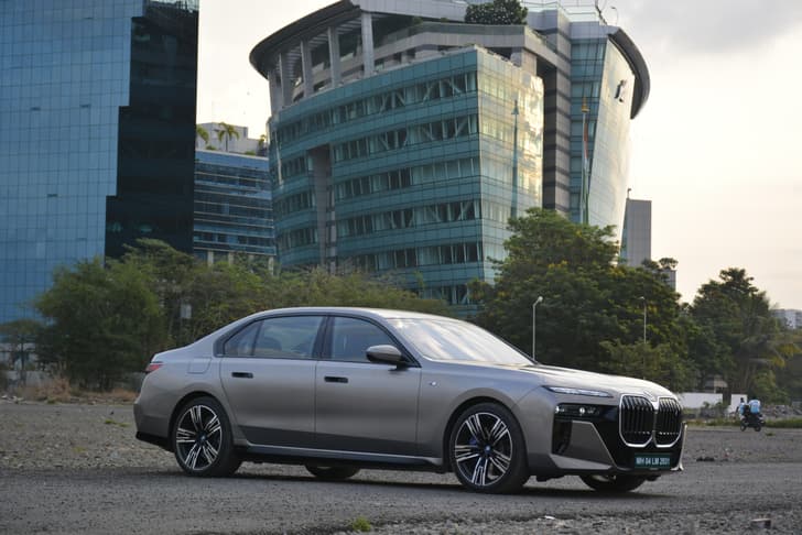bmw i7 side