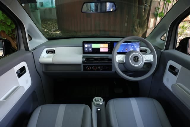 mg comet ev interior
