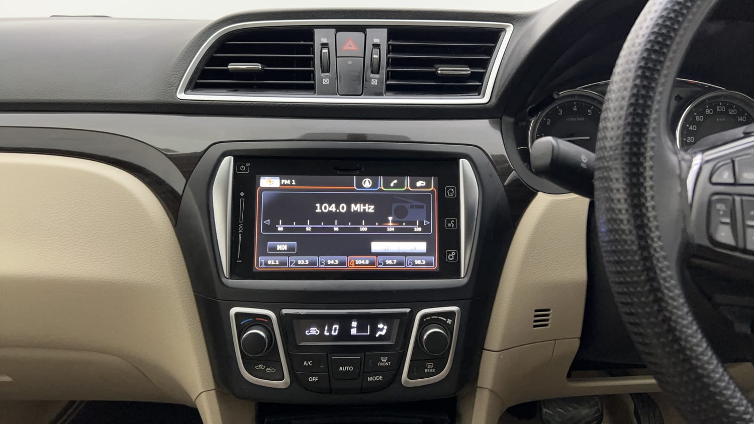 New_Maruti_Suzuki_Ciaz_interior_MUSIC_SYSTEM_AC_CO