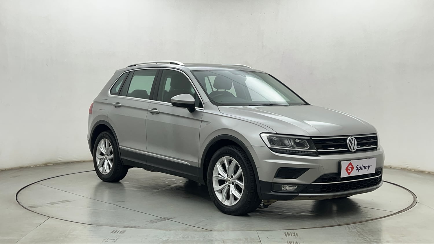 New_Volkswagen_Tiguan_exterior_RIGHT_FRONT_CORNER_